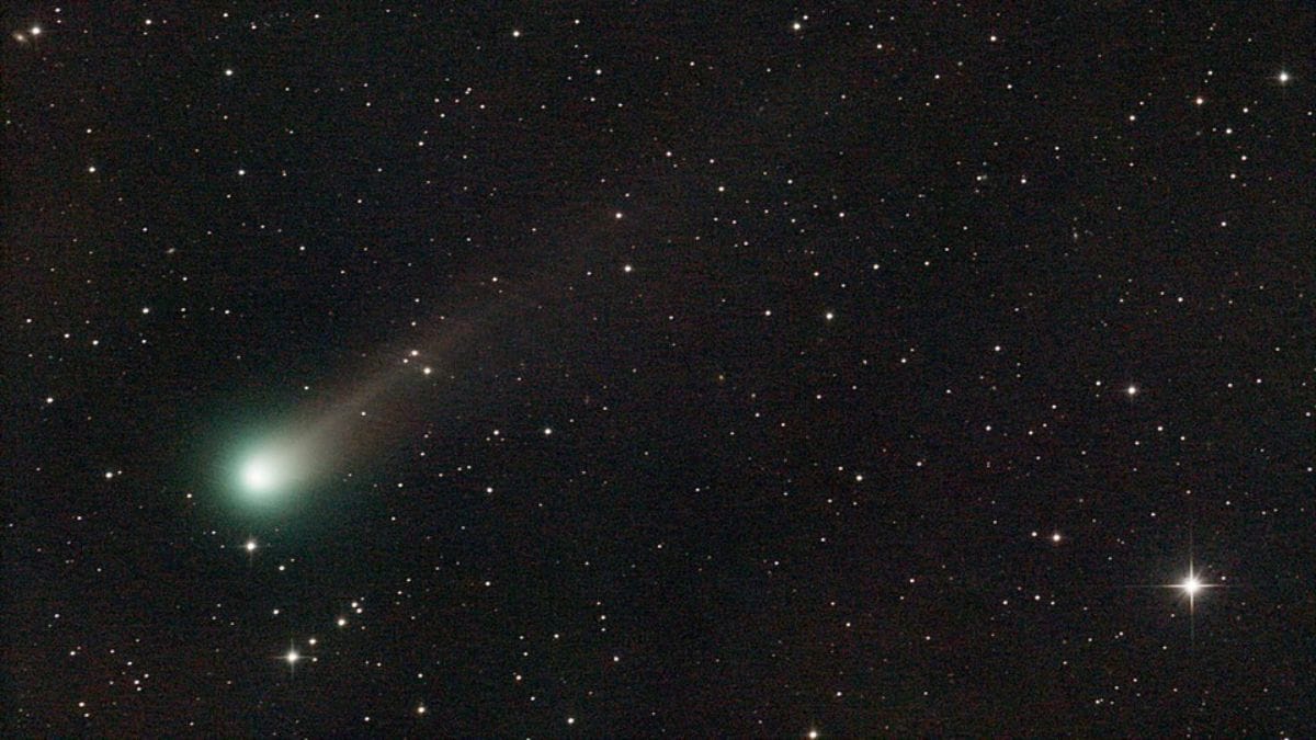 28 de setembro de 2025 A cauda começa a se estender por vários graus no céu, visível em exposições fotográficas longas/ Dimitrios Katevainis/Wikimedia Commons