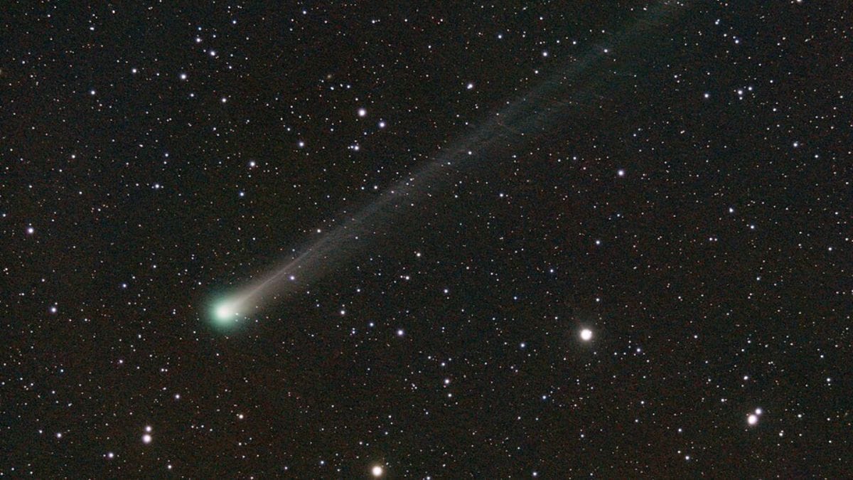 2 de outubro de 2025 O cometa se aproxima do auge da atividade, com núcleo bem visível e cauda longa/ Dimitrios Katevainis/Wikimedia Commons