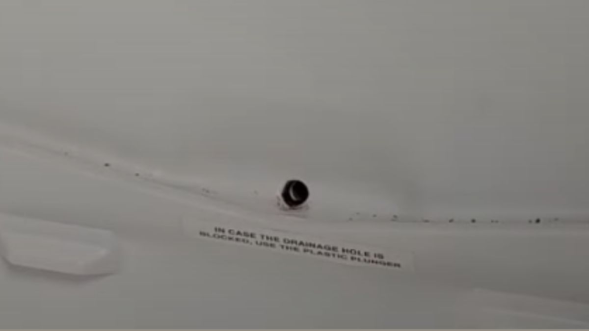 O pequeno furo dentro do congelador tem uma função essencial dedrenar o excesso de umidade e evitar o acúmulo de gelo e água.