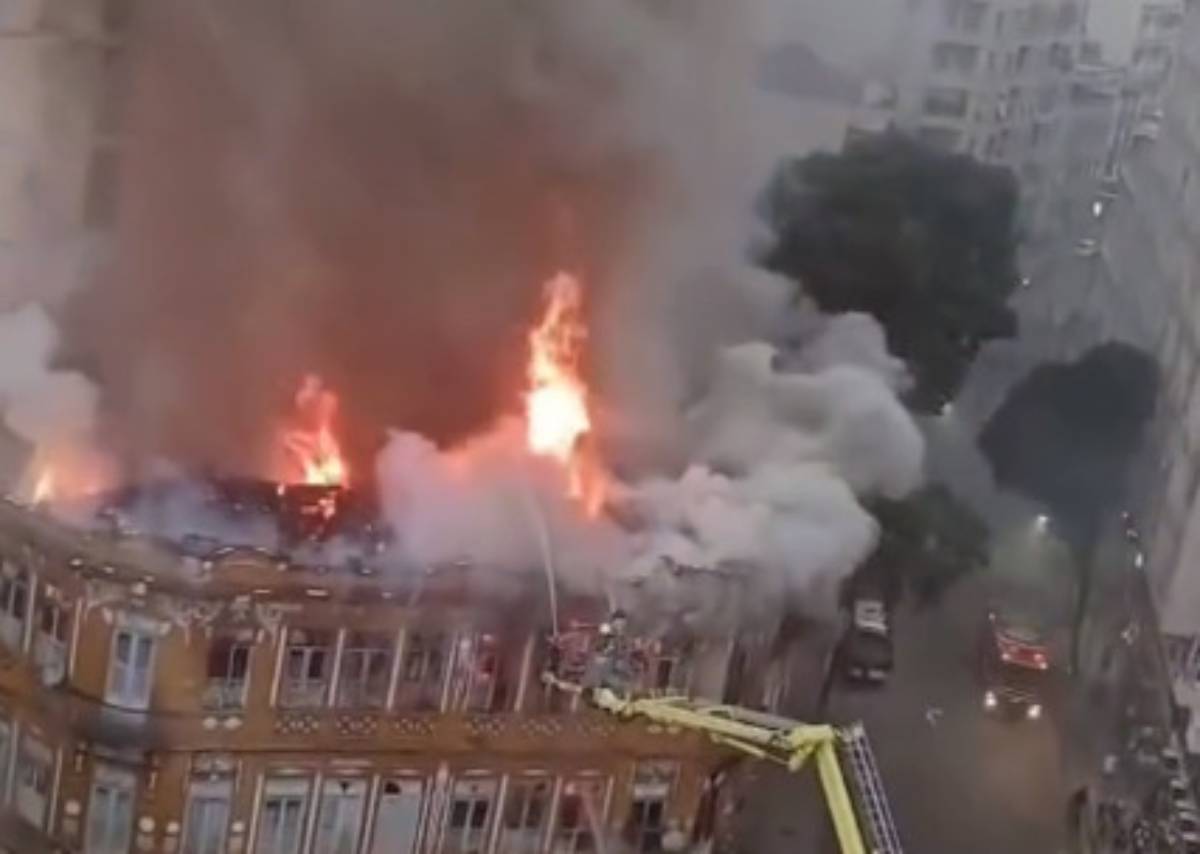 A Defesa Civil fluminense interditou o sobrado por conta do risco de desabamento