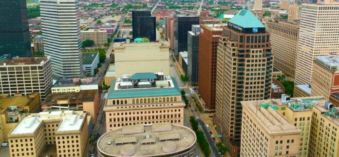 Um exemplo aconteceu na cidade de Cleveland, nos Estados Unidos. A ideia era simples: entrar para a história com o maior lançamento de balões de hélio