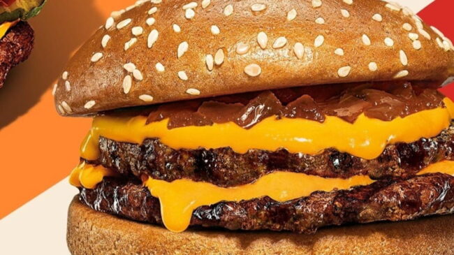 Quem quiser turbinar o combo precisa apenas mostrar o aplicativo da Serasa instalado e com cadastro ativo no momento da retirada, o que garante também uma batata frita média gratuita