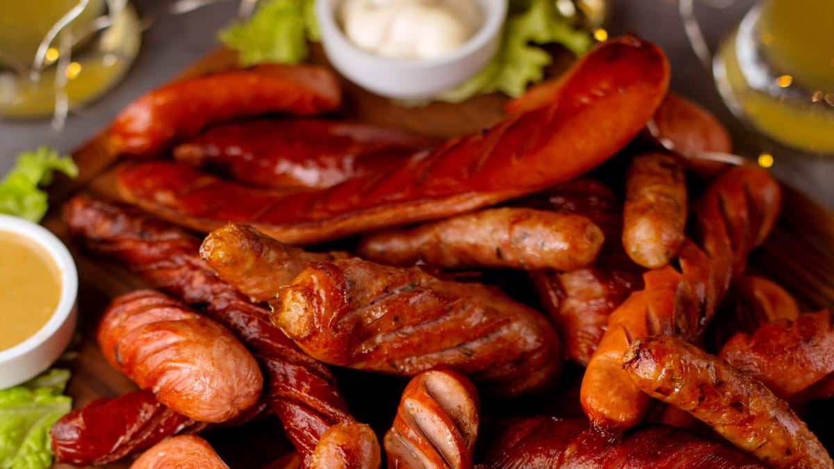 Independente do estilo, a linguiça calabresa também pode ser aproveitada quando está acebolada