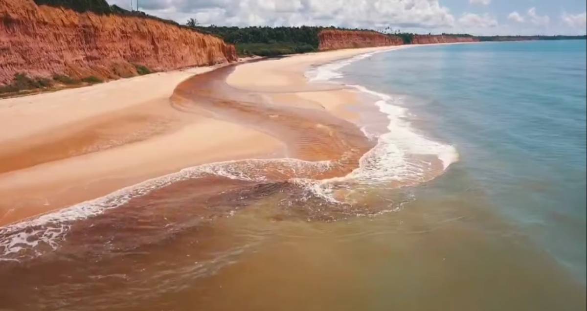 Já pensou em conhecer uma praia onde o mar se encontra com o rio, misturando água salgada e doce no mesmo cenário?/Reprodução
