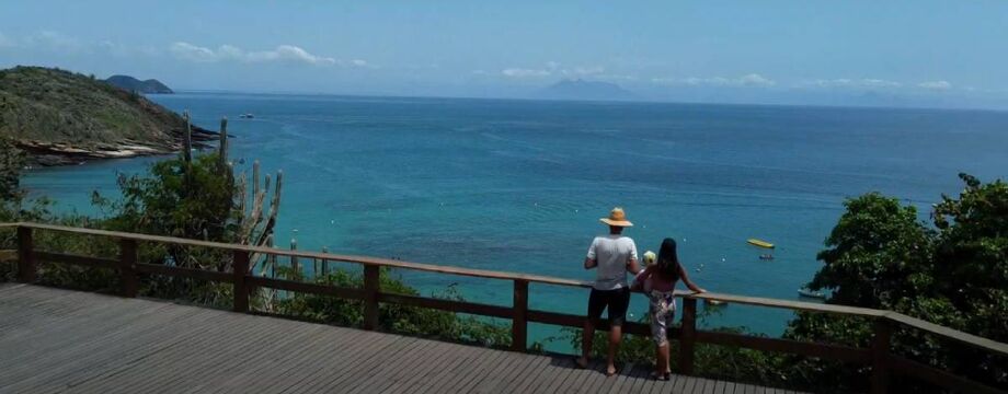 Com águas calmas e rasas, é o local ideal para famílias, inclusive com crianças pequenas, que podem se divertir sem preocupações