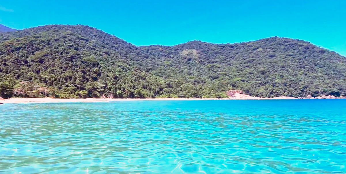 Na Praia de Antigos, não há qualquer tipo de infraestrutura turística/Reprodução/YouTube Dica de Turismo