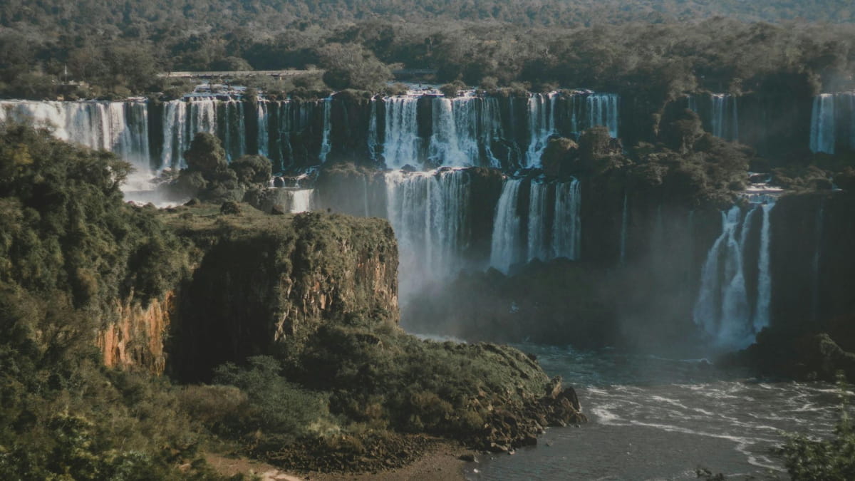 Por mais que ela encante os turistas, é proibido até mesmo chegar perto do lugar, visto o perigo que ele possui por conta de suas quedas íngremes (Tatiane Herder/Pexels)