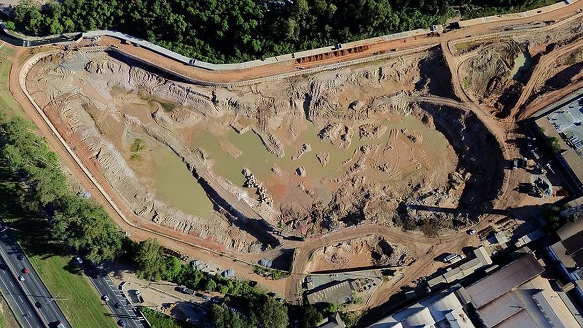 A obra está sendo implantada na divisa entre São Paulo e São Caetano do Sul, na região da Vila Livieiro