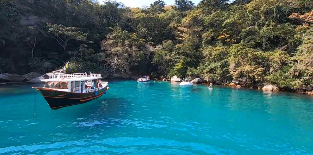 A tonalidade verde é tão intensa que lembra a pedra preciosa esmeralda