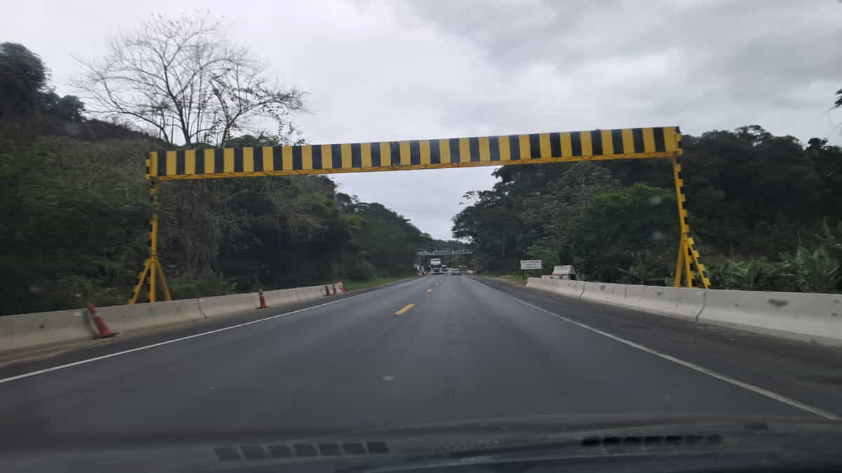 Trecho da Rodovia Padre Manuel da Nóbrega, entre Peruíbe e Miracatu, onde dois pórticos de pedágio serão removidos pelo governo estadual / Fotos: Márcio Ribeiro/DL