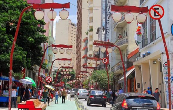 Bairro abriga a maior comunidade japonesa fora do Japão, com ruas decoradas por lanternas e portais típicos\