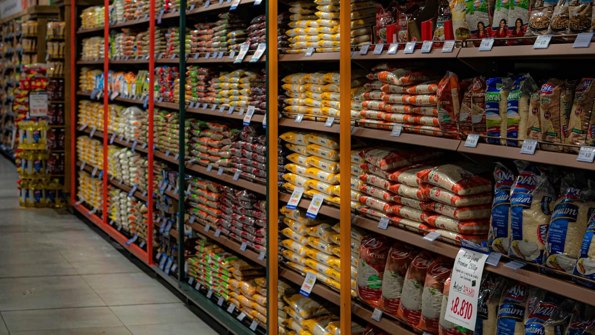 Os produtos terão como foco clientes que não ligam para marcas, mas sim preços acessíveis (Nicolás Rueda/Pexels)