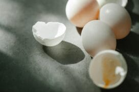 União entre cascas de ovo trituradas e mel puro é uma das receitas caseiras mais indicadas