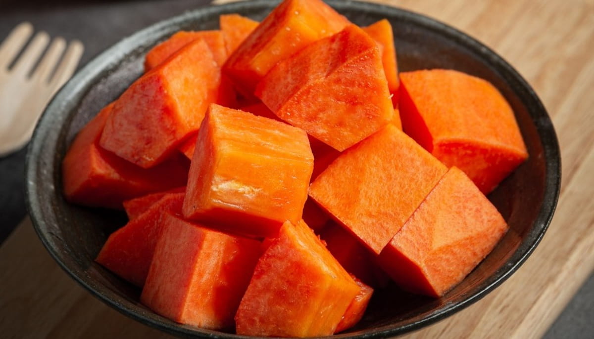 Preparar o suco de mamão com folhas de gengibre e hortelã em casa é simples e ele pode ser incluído em uma dieta equilibrada