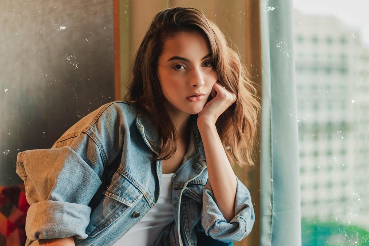 Versatilidade da jaqueta jeans faz dela um item indispensável para o uso diário