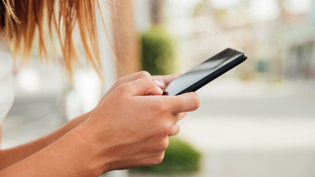 A imagem mostra um celular