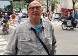 Ele morava com a família, esposa e dois filhos, que o encontraram já sem vida