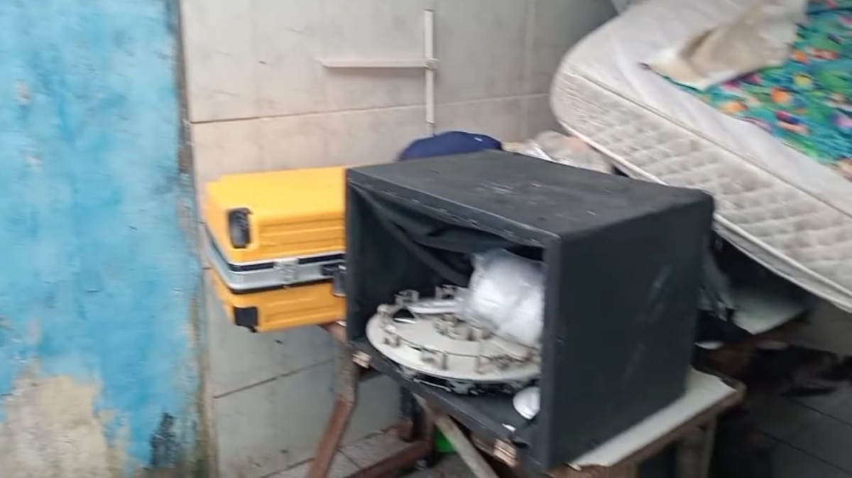 Os agentes constataram ainda que os alimentos estavam mal armazenados