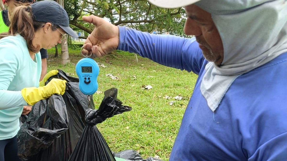 No total foram recolhidos mais de 55kg de lixo