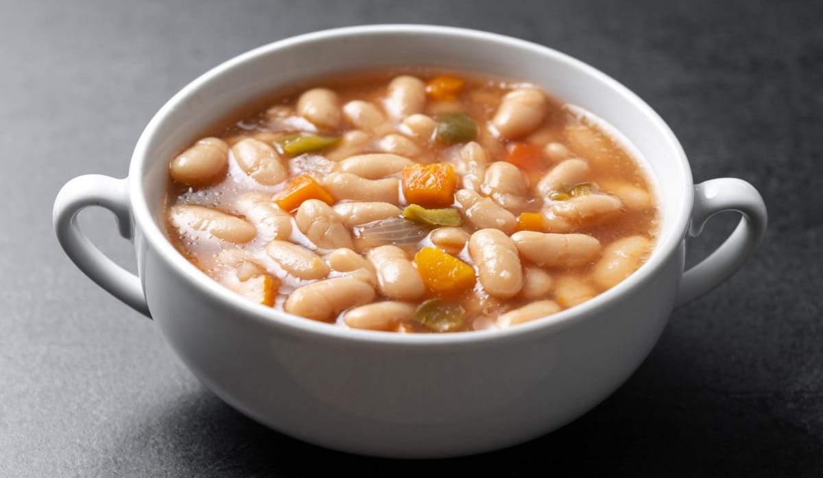 Assim, o que já é costume no prato dos brasileiros ganha mais uma justificativa para permanecer: além de saboroso e acessível, o feijão é um verdadeiro pilar de saúde e longevidade