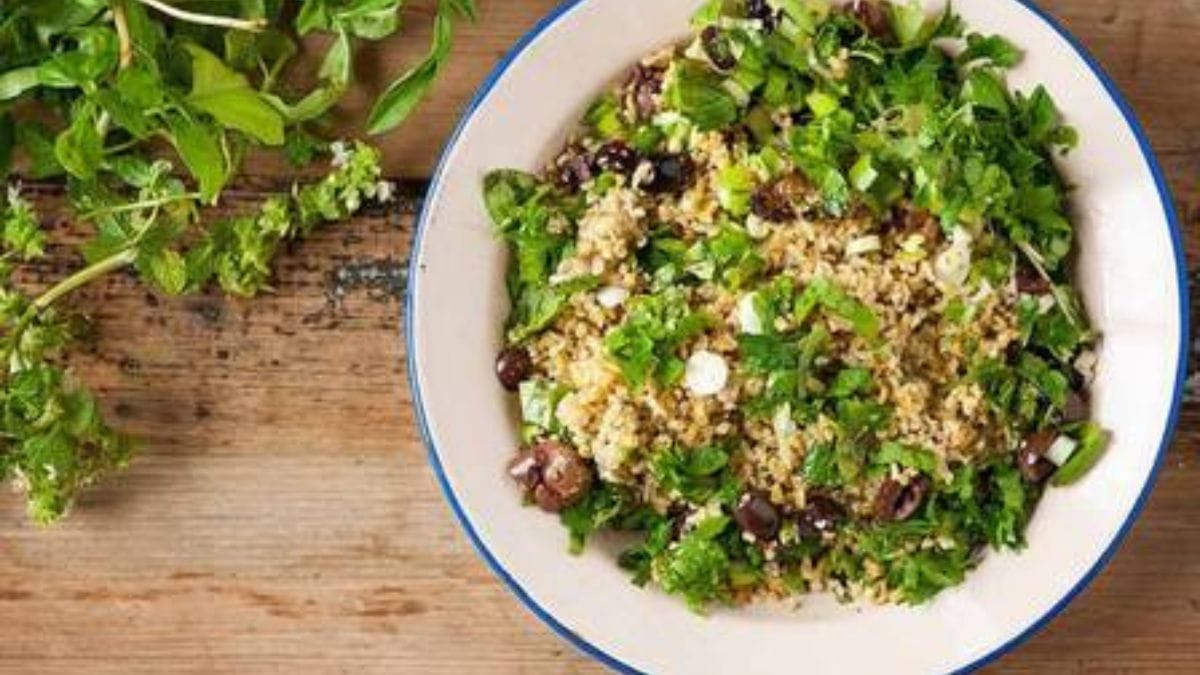 A particularidade desse alimento está no fato de que o trigo é colhido ainda verde e imaturo e, em seguida, tostado sobre o fogo