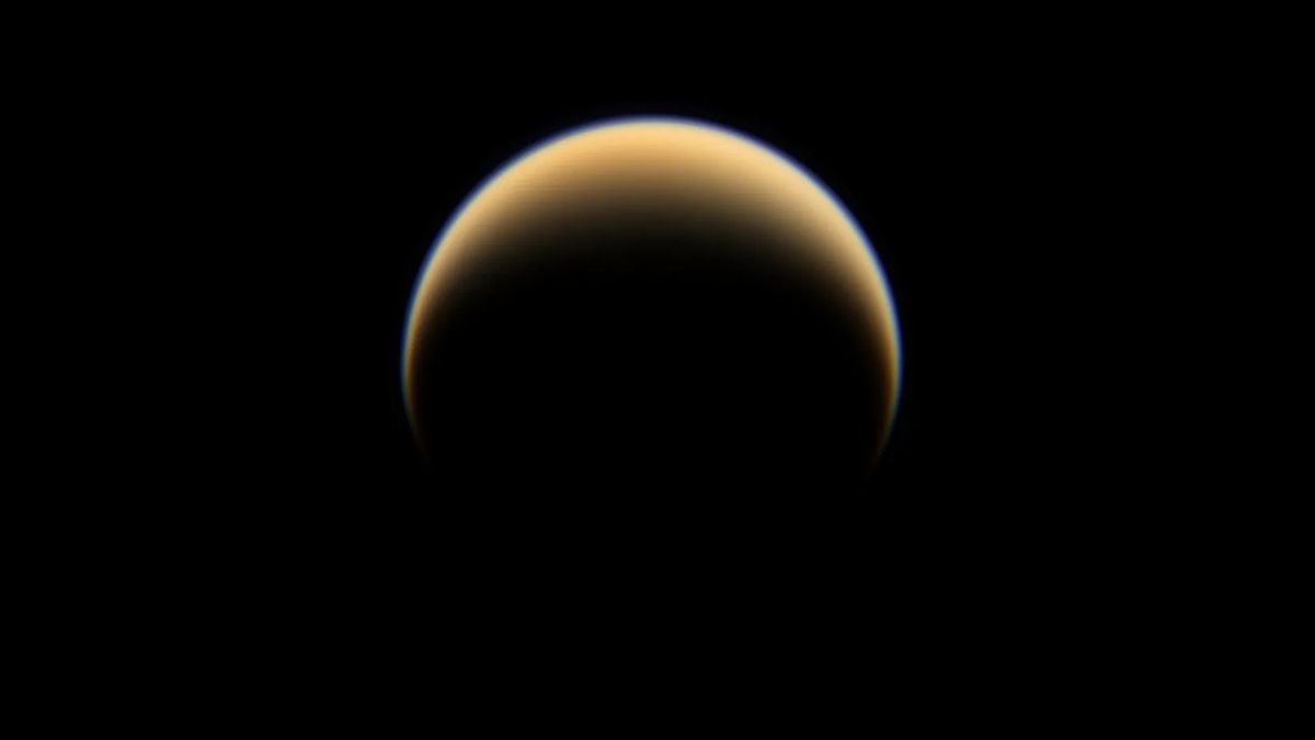 Titã: É a única lua do Sistema Solar com uma atmosfera densa e nuvens. Sob ela, esconde lagos e rios de metano líquido - NASA