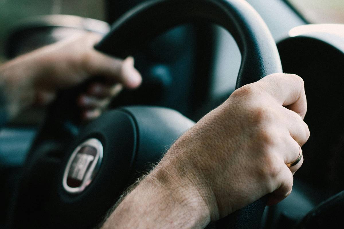 Especialistas recomendam que a melhor forma de enfrentar a Serra de Ubatuba é utilizando o freio motor em veículos com câmbio manual, mantendo o carro em bom estado, especialmente freios e pneus, e evitando viajar em condições climáticas adversas/Pexels