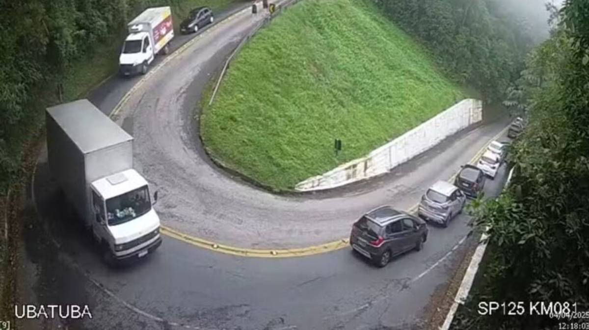 A descida é íngreme, com curvas acentuadas e visibilidade limitada em alguns trechos, exigindo atenção redobrada dos motoristas/Der