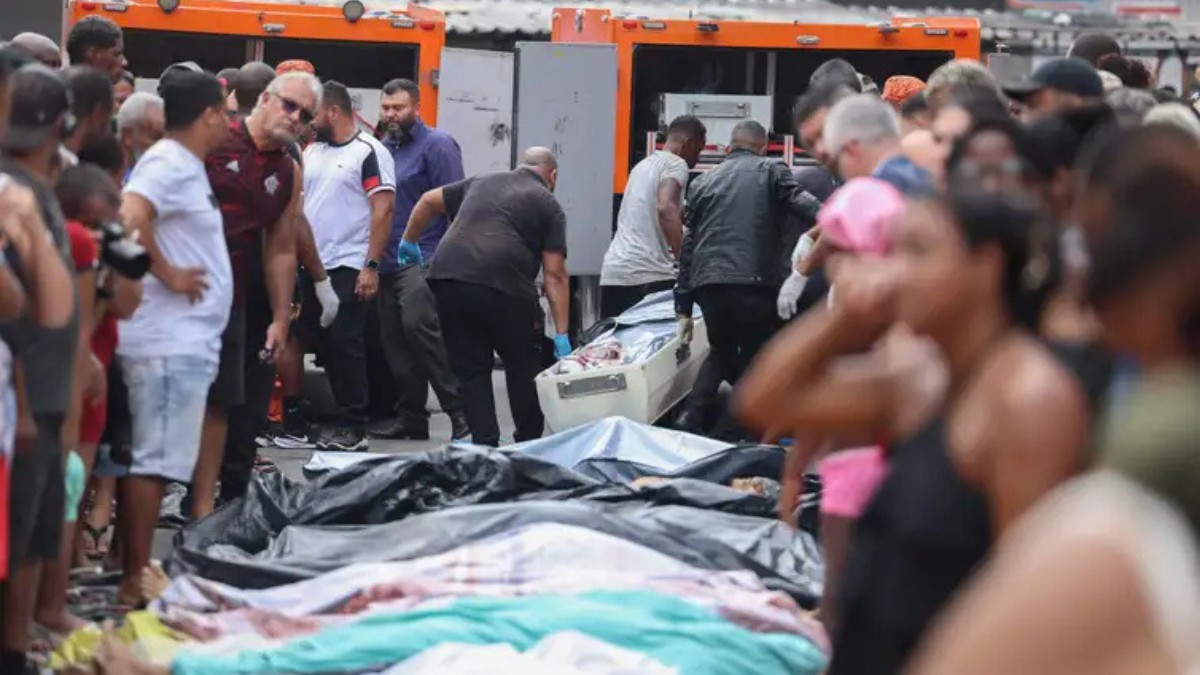 Os corpos foram reunidos na Praça São Lucas, na zona norte do Rio de Janeiro