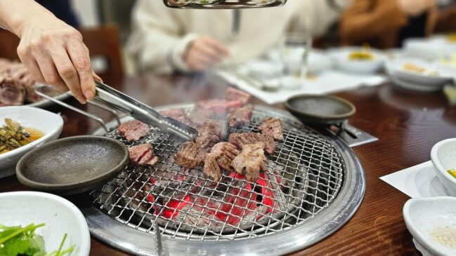 O tempero chimichurri traz sabor especial para carnes assadas