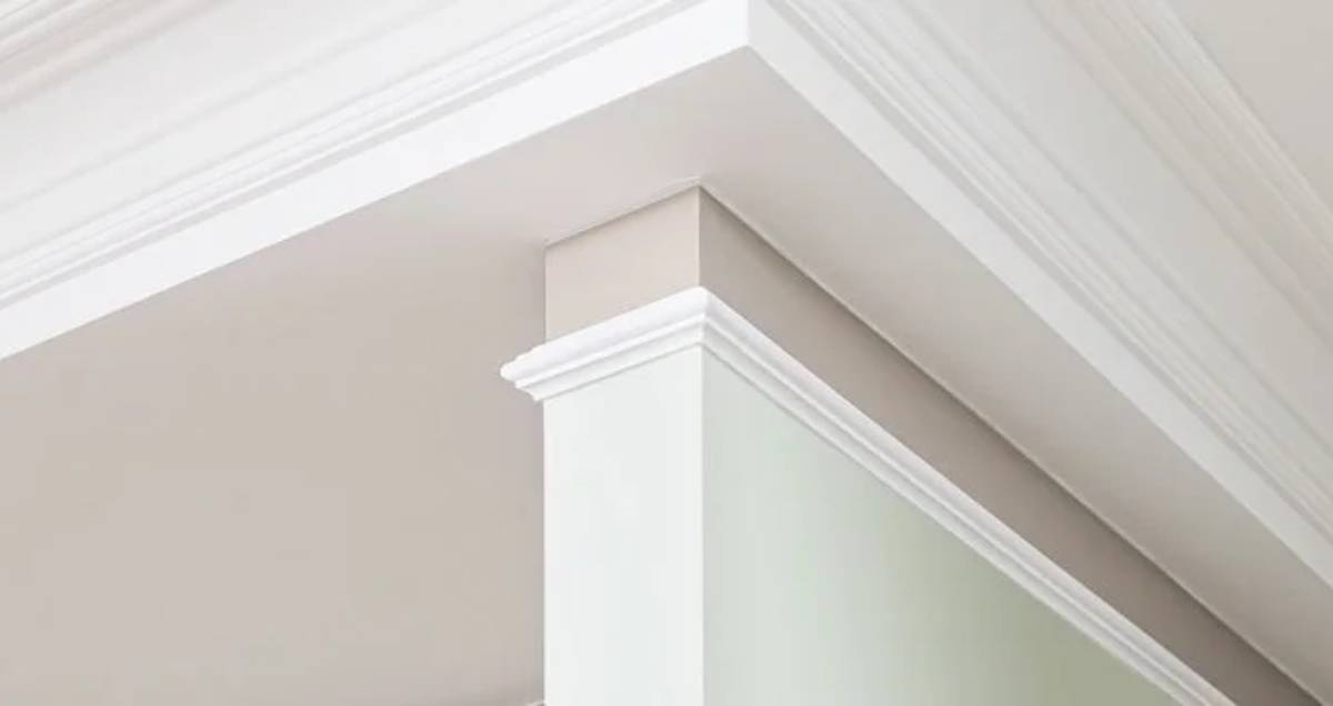Nos designs de interiores modernos, o tradicional rodapé de teto vem perdendo espaço. Em seu lugar, linhas limpas e minimalismo criam sensação de amplitude e leveza