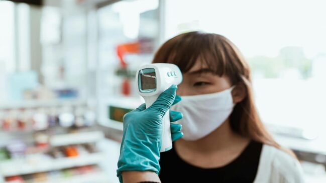 Segundo ele, a situação deve ser encarada de forma semelhante às ondas de gripe, que também impactam a sociedade, sobretudo os idosos