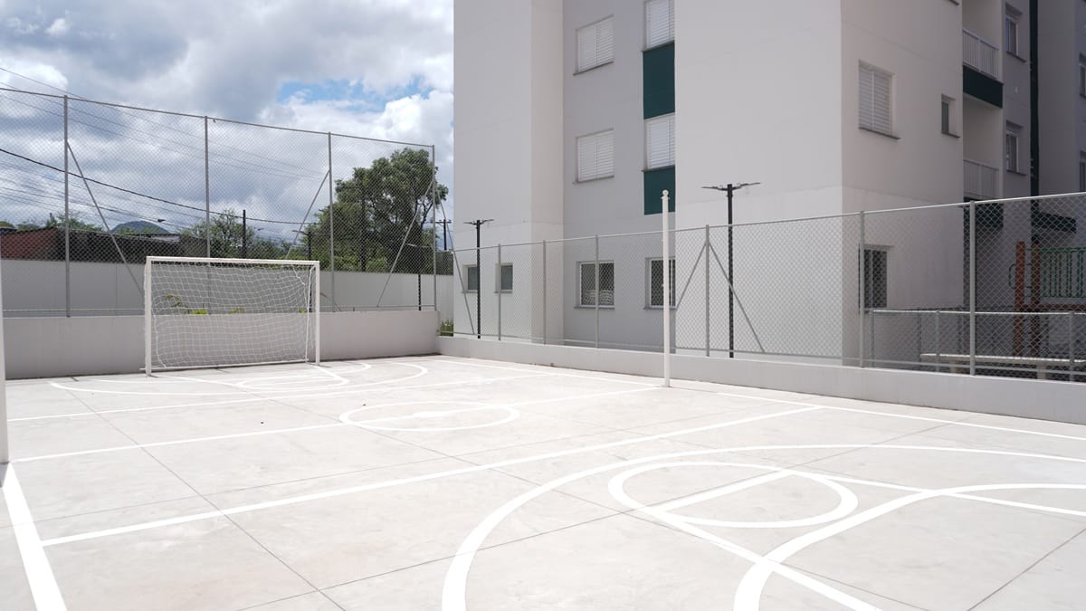 A área social também quem um quadra esportiva exclusiva para os moradores (Renan Lousada/DL)
