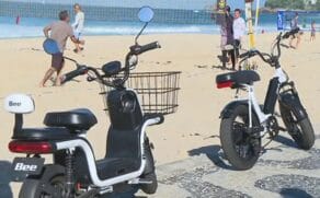 Ciclomotores não podem trafegar em ciclovias, calçadas ou vias de trânsito rápido, nem em rodovias sem acostamento adequado