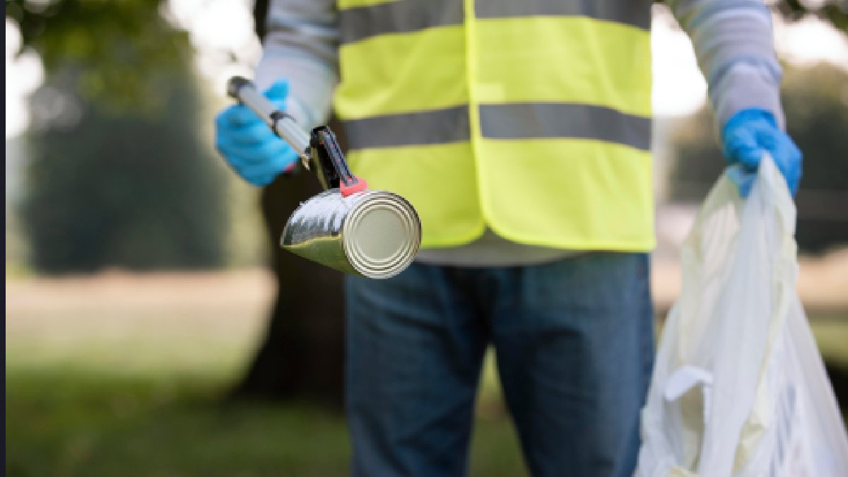 Além de coletar lixo, Francisco trabalha no setor de reciclagem, adaptando sua rotina conforme as necessidades da equipe