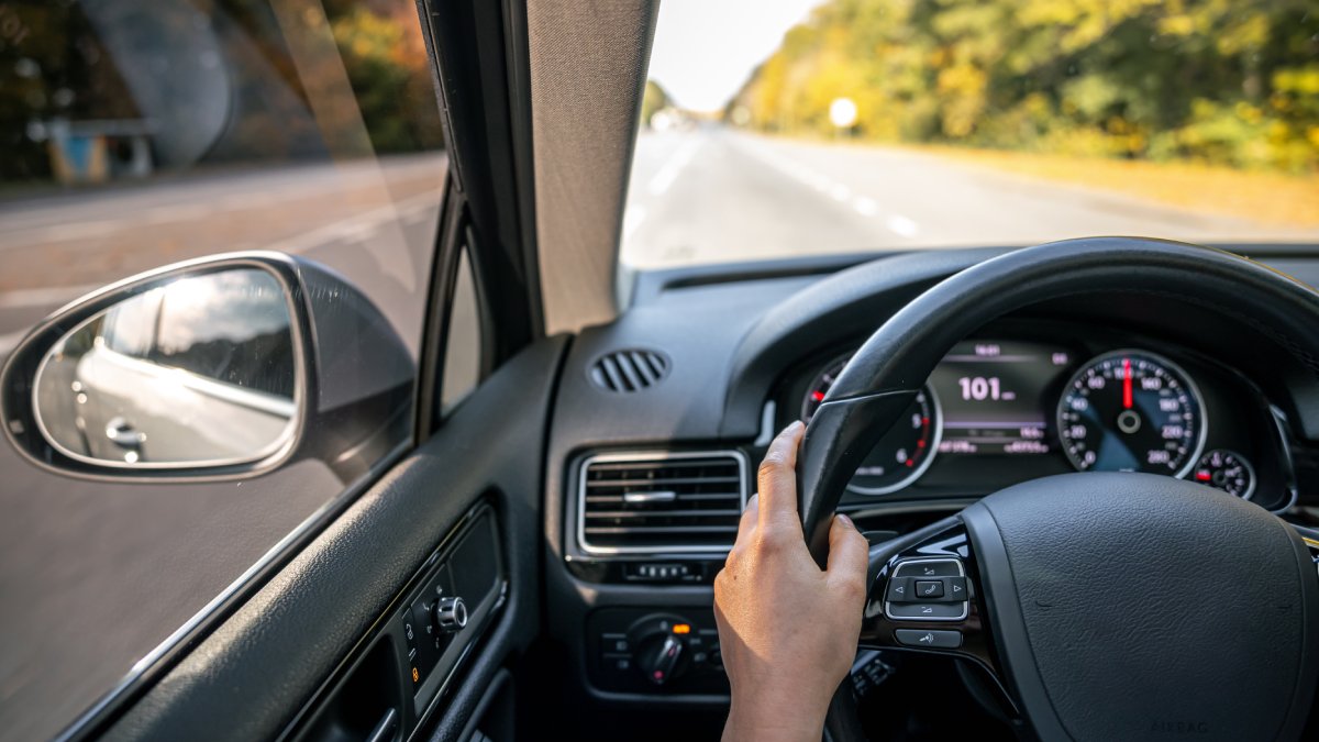 Essa dica é ainda mais importante em dias frios, quando o óleo da transmissão fica mais grosso e tudo se move com mais dificuldade