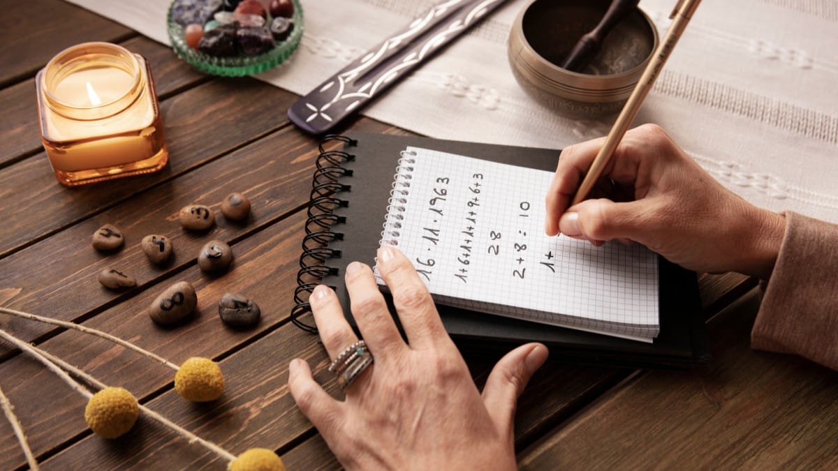 Numerologia e Tarot Terapêutico se unem para revelar caminhos de expansão e riqueza interior / Freepik