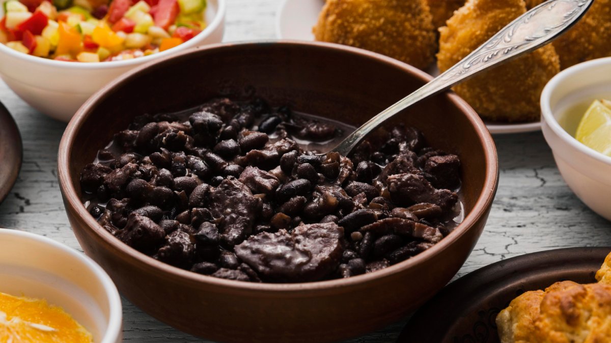 Rico em fibras, o feijão ajuda a regular o intestino e prolonga a sensação de saciedade, o que o torna um aliado importante para quem busca controlar o peso