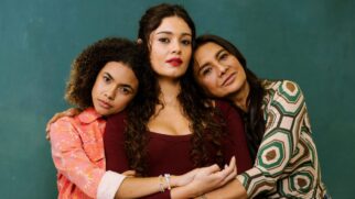 Além do mistério da escultura, o título Três Graças também faz referência às protagonistas da trama: Lígia (Dira Paes), Gerluce (Sophie Charlotte) e Joélly (Alana Cabral)