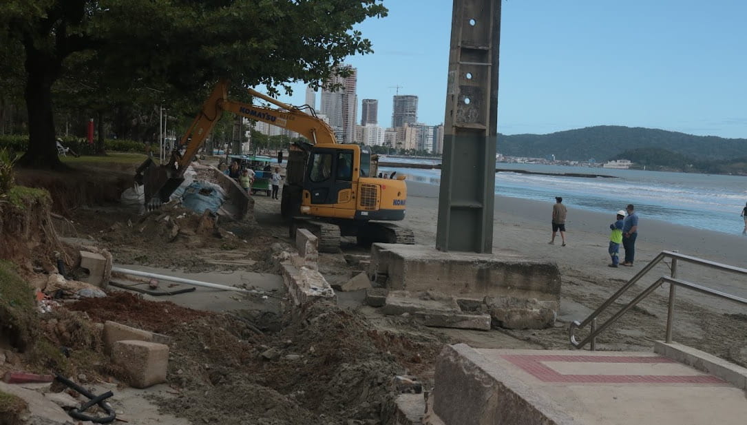 A reconstrução tem como objetivo aumentar a resistência e a estabilidade da calçada, prevenindo afundamentos, deformações e deslocamentos causados pela ação do mar, umidade e tráfego de pedestres