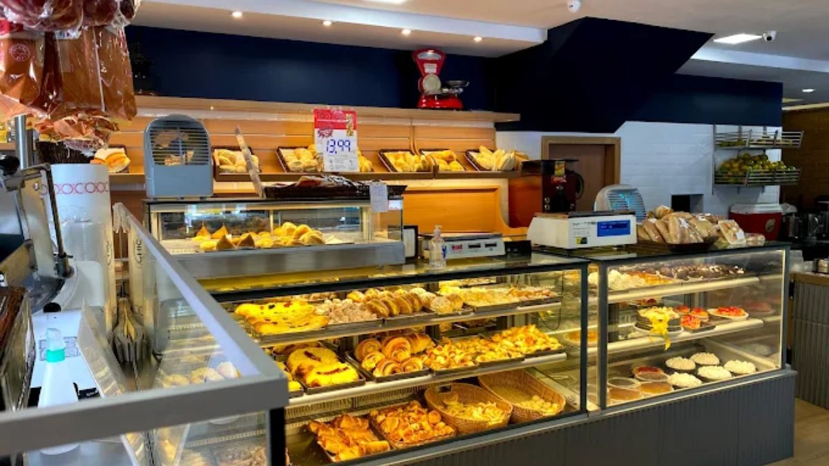 Panificadora São Vicente Ponto Chic: Famosa por seus lanches e panquecas, a Ponto Chic é referência em doces e salgados tradicionais. Funciona todos os dias, das 6h às 21h, na Av. Monteiro Lobato, 87 Vila Valença, São Vicente/ Reprodução Google Maps/panificadora sao vicente ponto chic