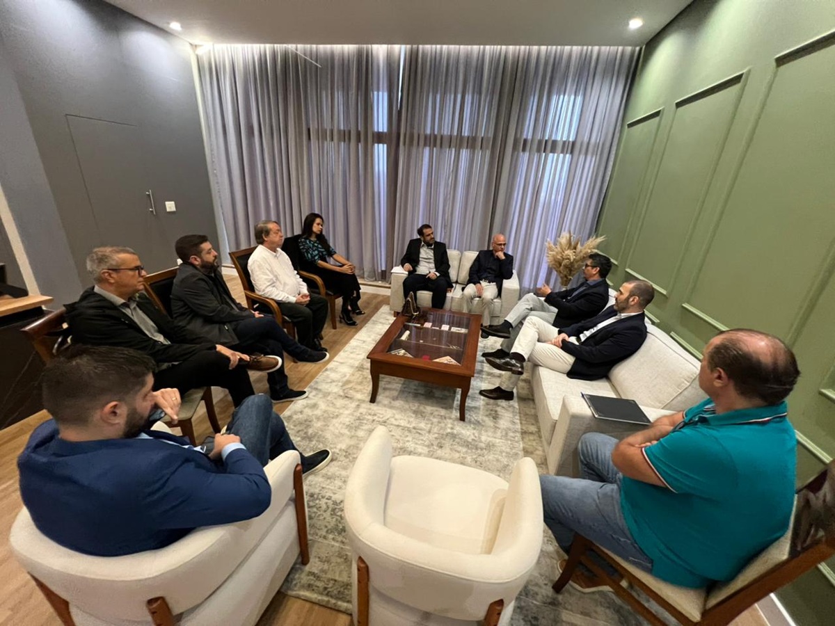 Prefeito Farid Madi recebe representantes da Rede D'Or e secretário de Saúde (Divulgação/PMG)