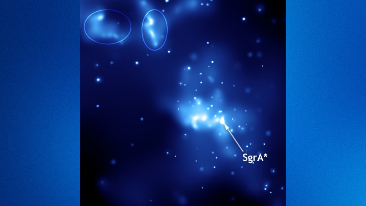 Sagitário A*, marcada pela seta, aparece ao lado de dois ecos de luz observados próximos ao centro galáctico / NASA