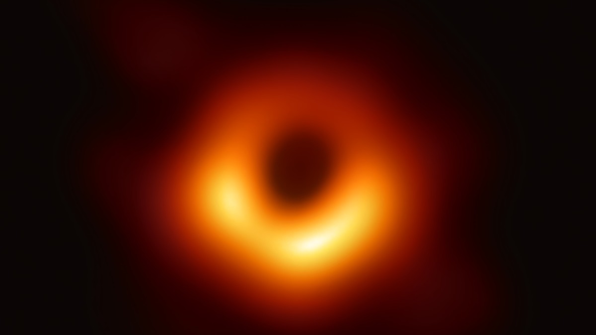 Primeira imagem do buraco negro supermassivo da galáxia Messier 87, com massa cerca de 7 bilhões de vezes a do Sol / Event Horizon Telescope
