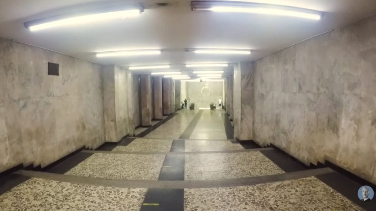 Em seus três andares, o visitante encontra detalhes que fazem do local um verdadeiro museu subterrâneo