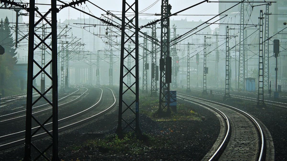 O trem é um dos meios de transporte urbano mais sustentáveis, ajudando a reduzir congestionamentos e poluição / Pixabay