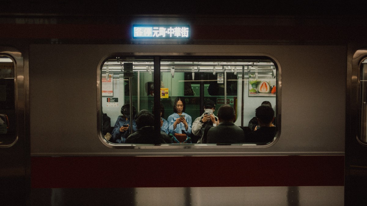 Além de eficiente, o trem oferece mobilidade acessível para milhões de pessoas diariamente / Pixabay