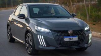 Mesmo com o domínio dos SUVs, o segmento de hatches compactos segue vivo e o Peugeot 208 é um dos bons representantes