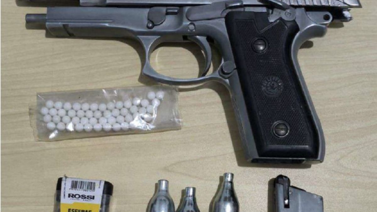 O caso teve início após uma denúncia anônima alertar sobre um veículo estacionado no local