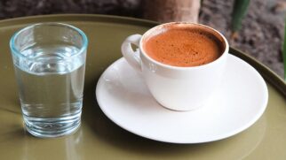 O motivo por trás deste habito vem da Europa, e vários países vem seguindo essa regra
